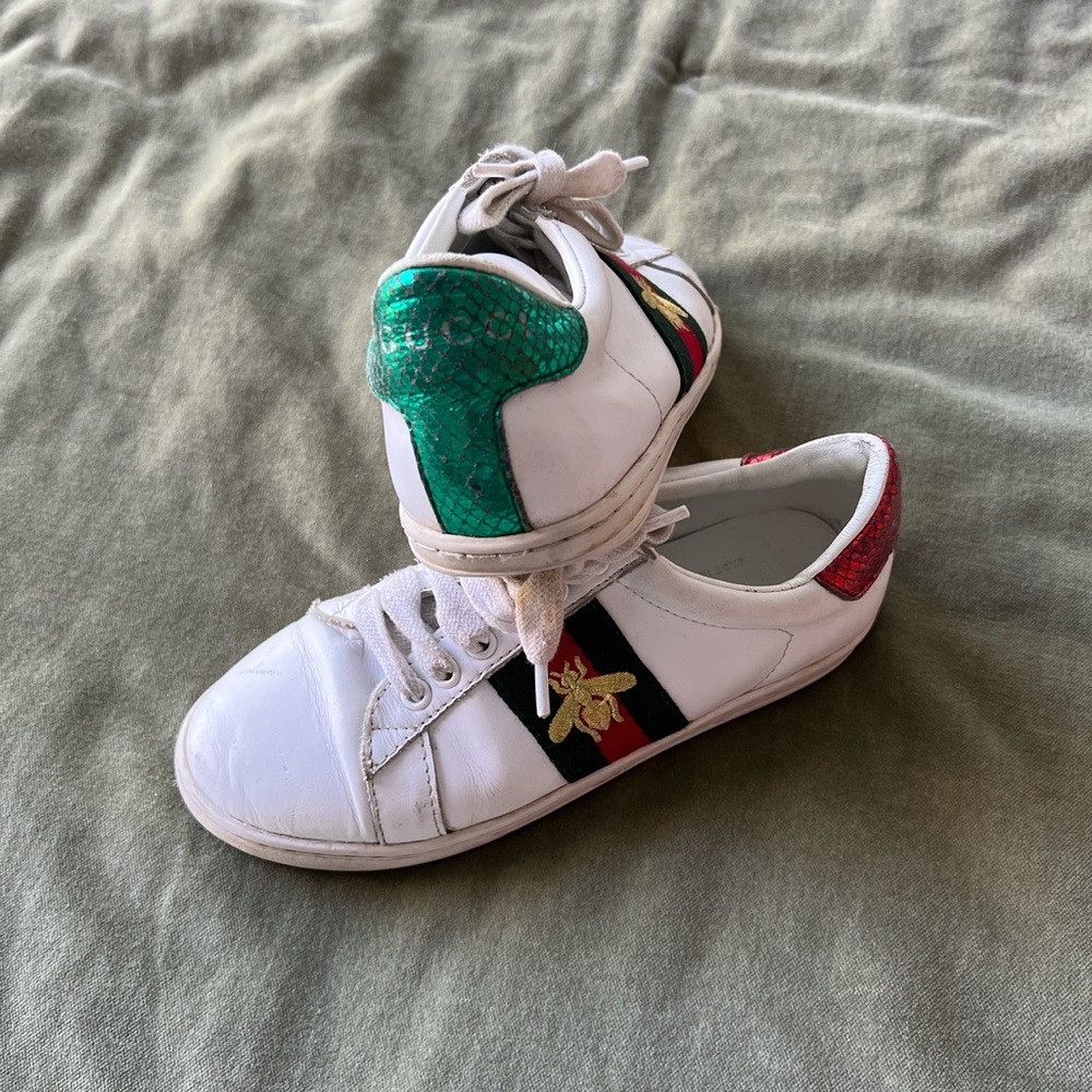 Kids sneakers I don’t know the size but maybe  28